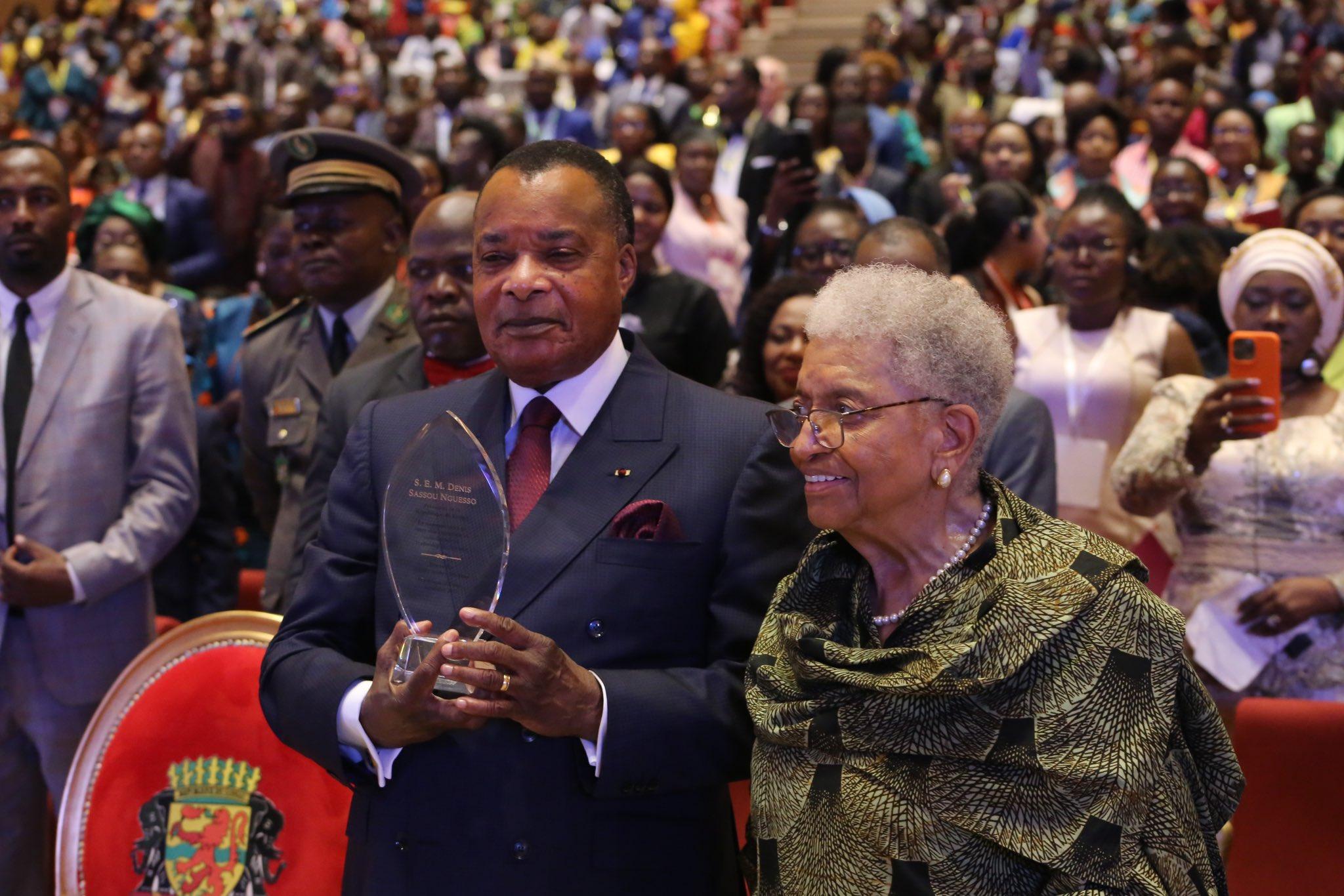 Denis Sassou-N'guesso décoré du « Prix sur la masculinité positive » par le Réseau des Femmes Leaders Africaines