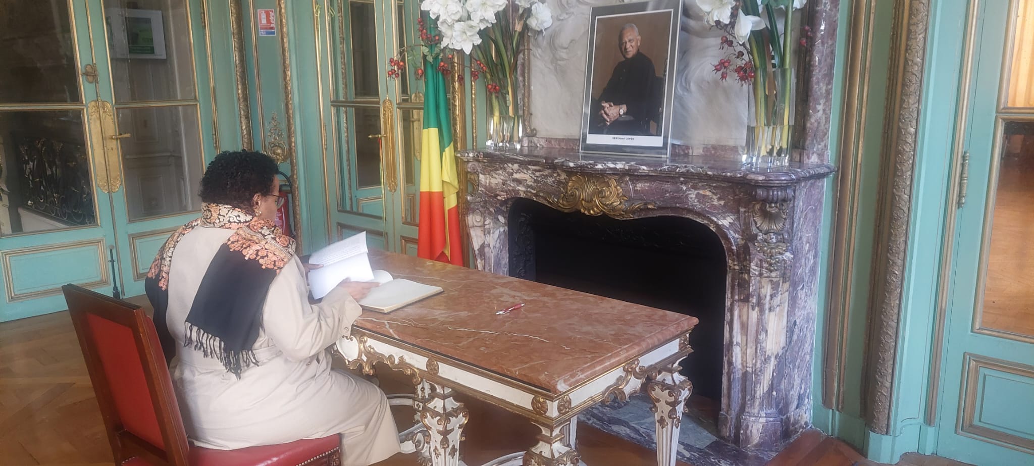 Décès de Henri Lopès : un livre de condoléances a été ouvert à l’ambassade de la République du Congo en France