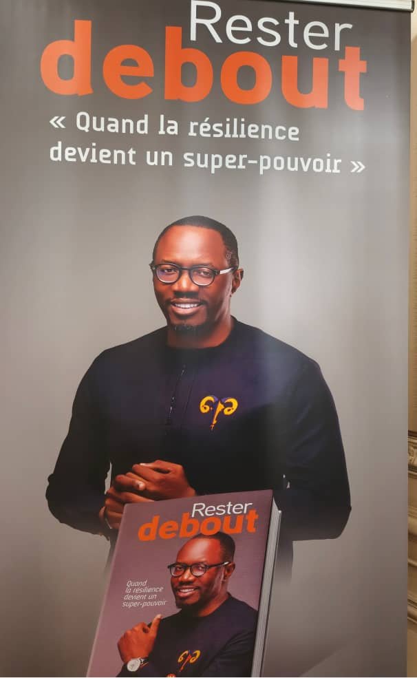 Dédicace du livre Rester debout : Loïc Mackosso célèbre la résilience et l’engagement