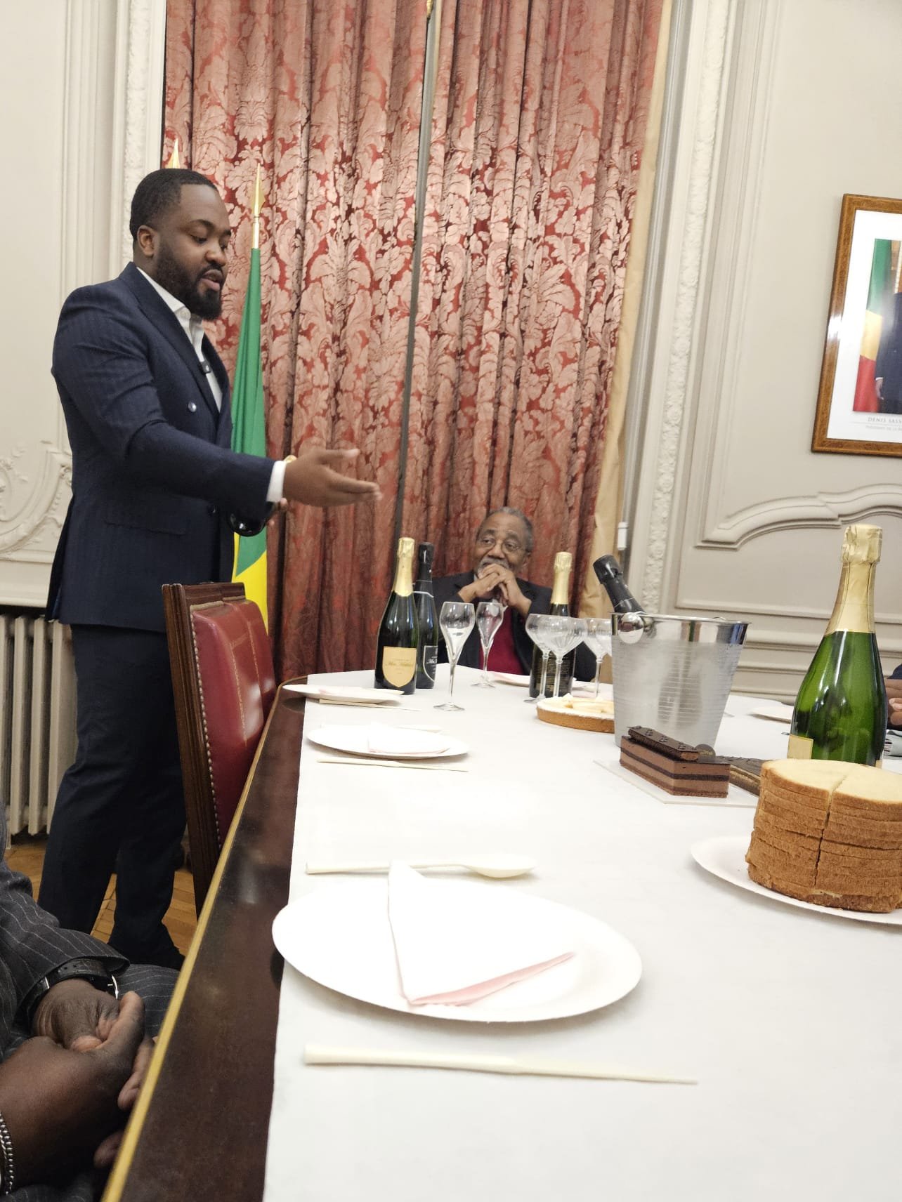 *Mea Makoua*, champagne produit par deux congolais de la diaspora, présenté à l’ambassadeur du Congo en France